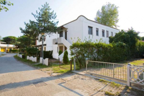 Relax in our flat with garden by the beach Rosolina Mare